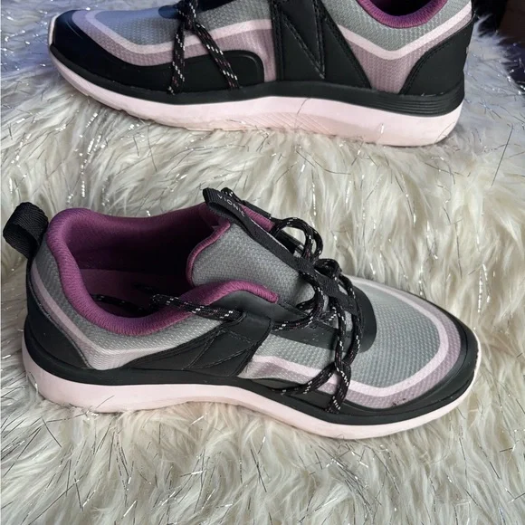 VIONIC Black and Pink Low-Top Sneakers with Rubber Sole - Picture 7 of 13